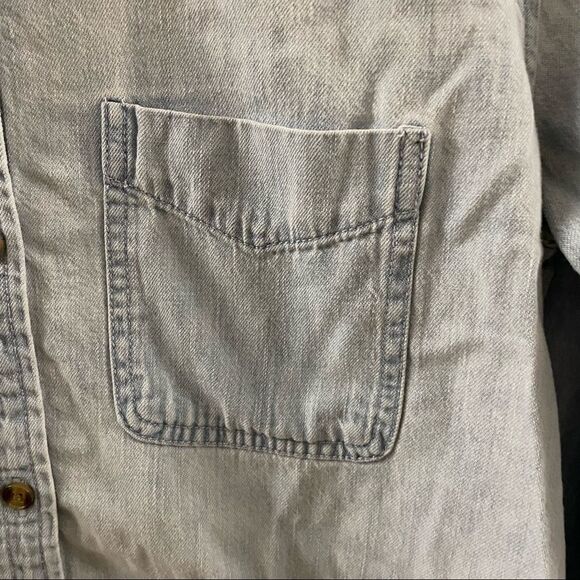 American Eagle ~ light denim wash button down shirt ~ size Small - Picture 4 of 4